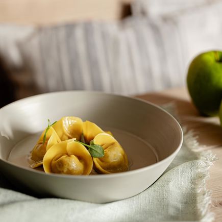 Detalle de un plato con manzanas frescas bien presentadas