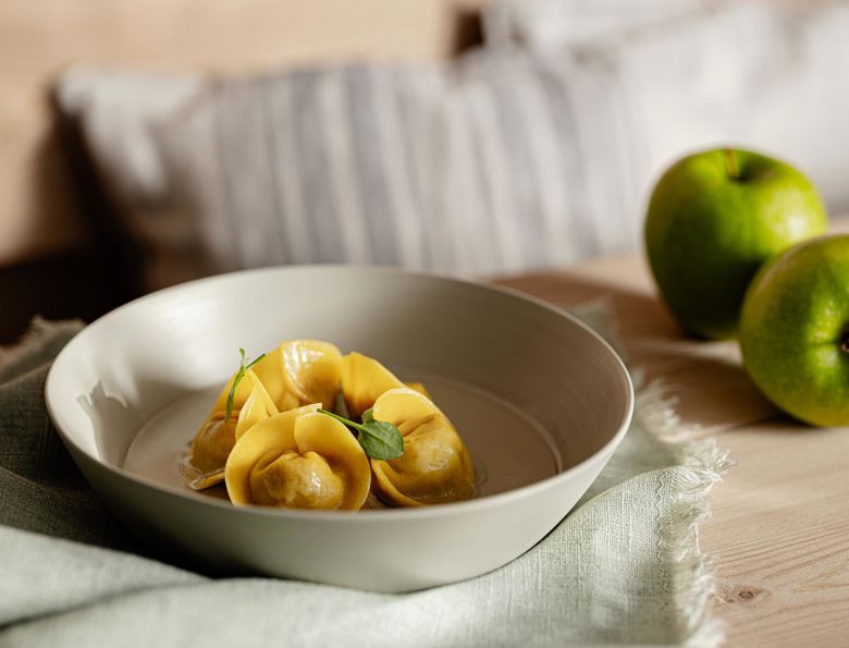 Detalle de un plato con manzanas frescas bien presentadas