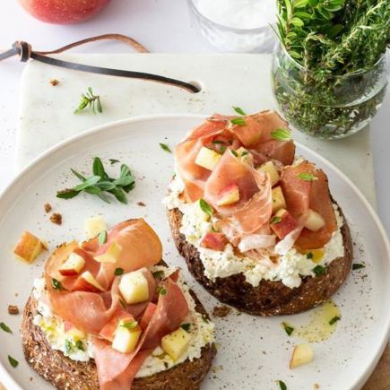 Tostada de queso de cabra, speck y manzana ©Luisa Ambrosini