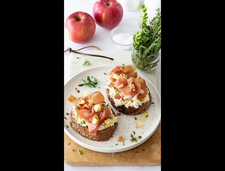 Bruschetta con mela caprino e speck ©Luisa Ambrosini
