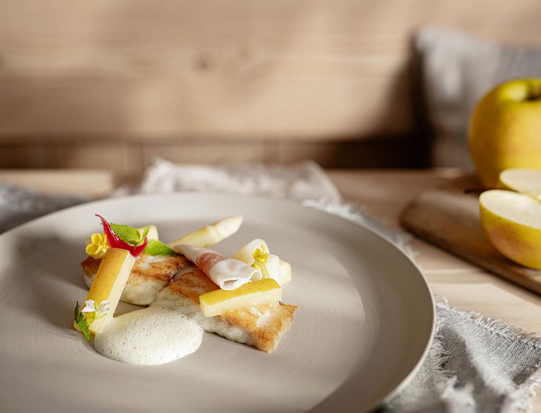 Plato con manzanas frescas y guarnición, plano cercano