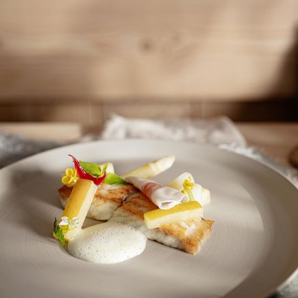 Plato con manzanas frescas y guarnición, plano cercano