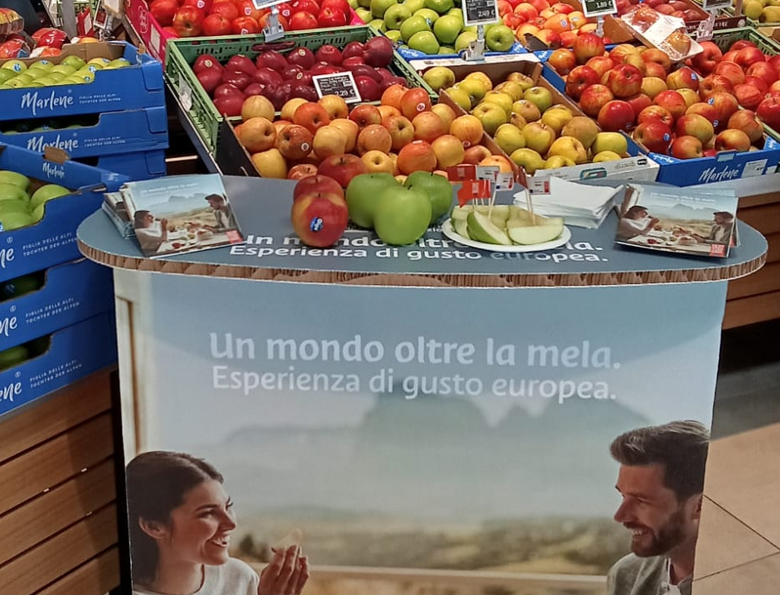 Banco degustazione con mele dell’Alto Adige in un supermercato