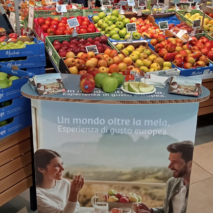 Banco degustazione con mele dell’Alto Adige in un supermercato