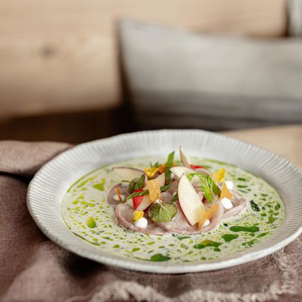 Preparazione culinaria con mele fresche in evidenza sul piatto