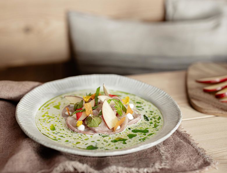 Preparazione culinaria con mele fresche in evidenza sul piatto