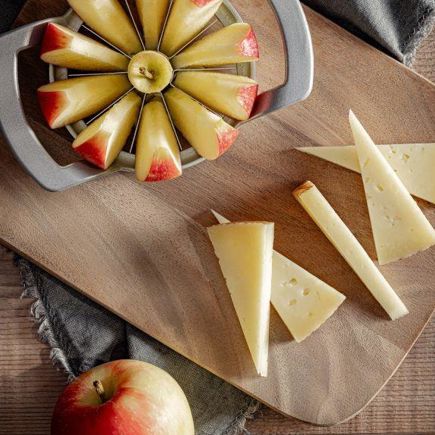 Manzana fresca cortada acompañada de queso