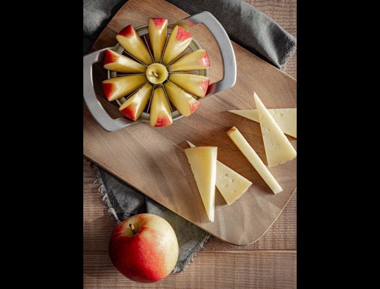 Manzana fresca cortada acompañada de queso