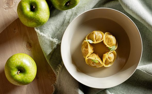 Plato con manzanas frescas, detalle de la comida en primer plano