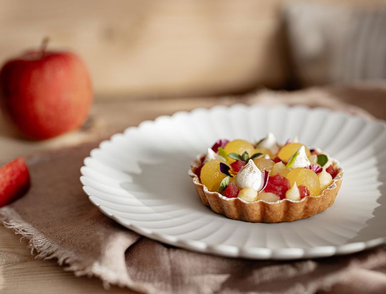Piatto con mele fresche in primo piano, pronta per essere gustata