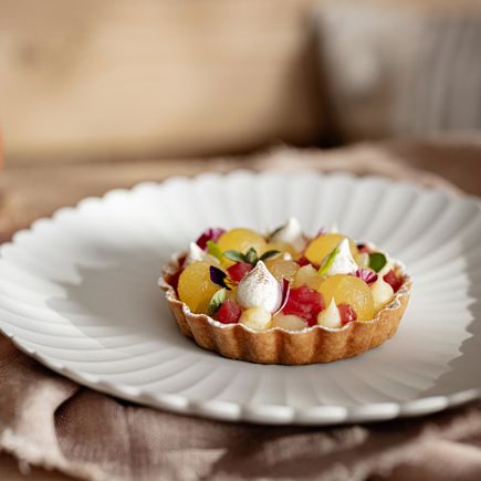 Plato con manzanas frescas en primer plano, listo para disfrutar