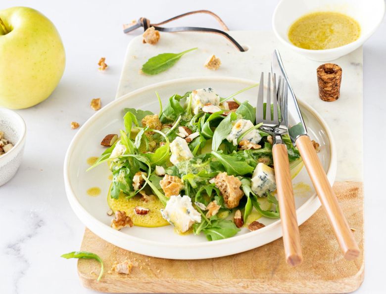 Carpaccio di mela con frutta secca, crostini di pane, gorgonzola piccante e rucola ©Luisa Ambrosini