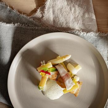 Portata con mele fresche in primo piano e sfondo sfocato