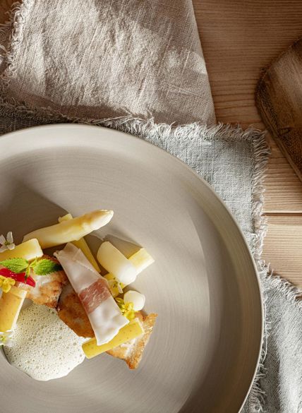 Plato con manzanas frescas en primer plano y fondo borroso